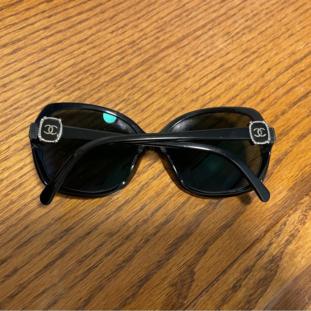 CHANEL Elegant Black Sunglasses